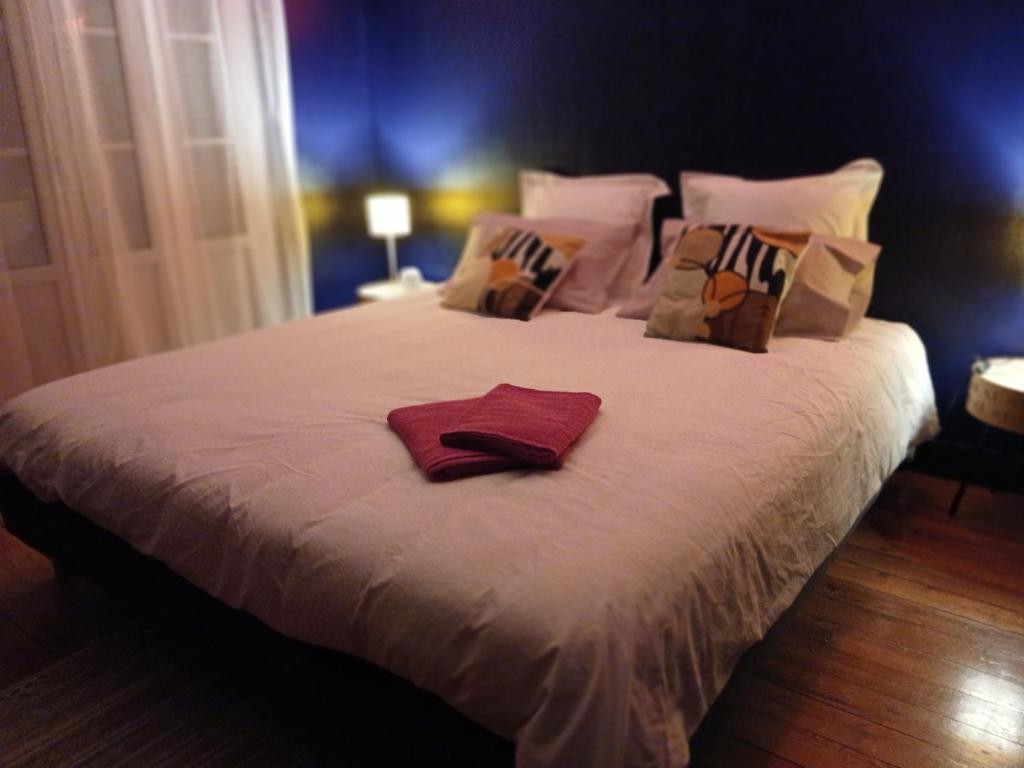 a large bed with white sheets and pillows at Arthur et Eva - Lit King size - gare - centre - hopital in Abbeville