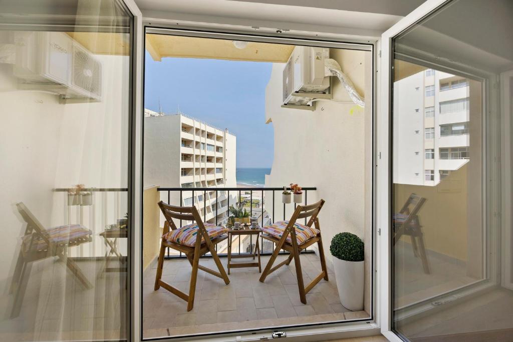 a balcony with a table and chairs on a balcony at Casinha da Praia da Rocha in Praia da Rocha