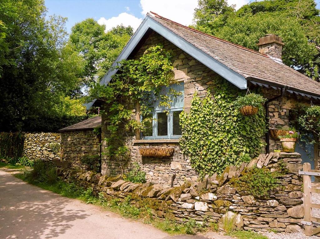 an old stone house with ivy growing on it at 1 Bed in Windermere oc-lcc57 in Ings