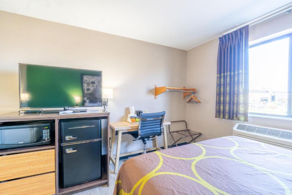 Super 8 by Wyndham Sioux City South - King Room - Mobility Access/Non-Smoking