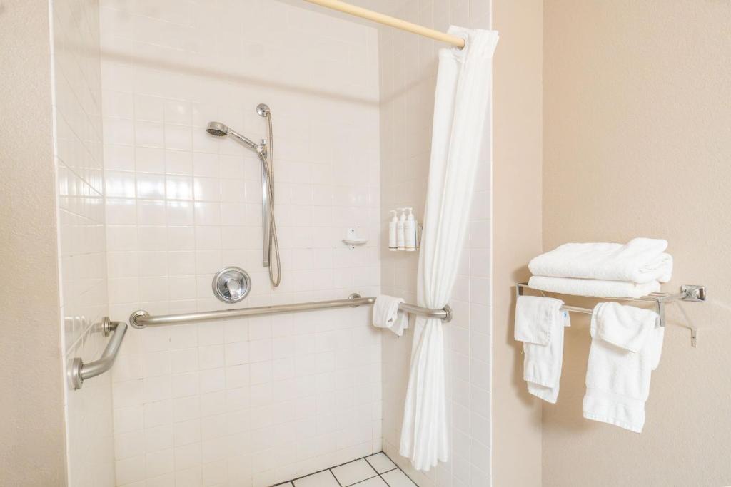Super 8 by Wyndham Sioux City South - Queen Room - Mobility Access/Non-Smoking