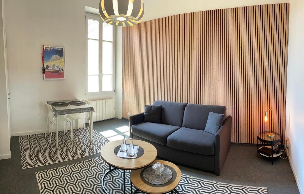 a living room with a couch and a table at Frontière Monaco, 2 pièces, centre Beausoleil in Beausoleil