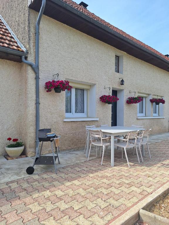 a table and chairs in front of a house at Au gîte de Marcelle in Labergement-lès-Seurre
