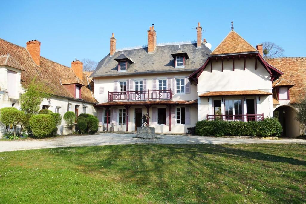 a large white house with a large yard at Gîte De Charme - La Mésangerie in Saint-Satur