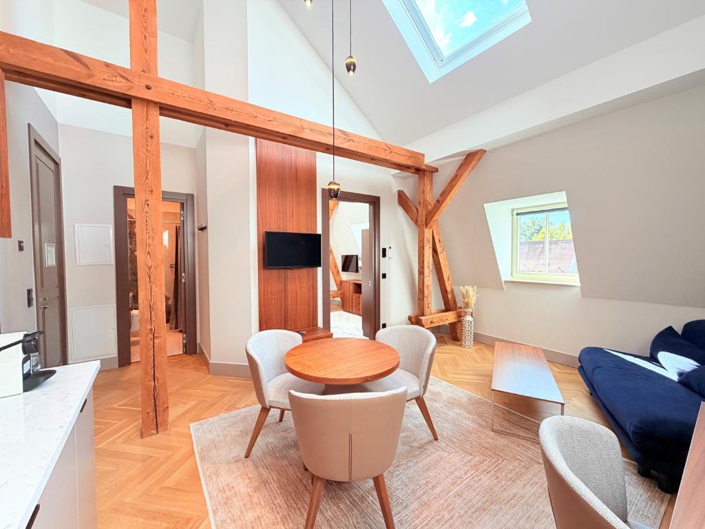 a kitchen and living room with a table and chairs at Amaroo - Boarding & Serviced Apartments "Regia" in Potsdam