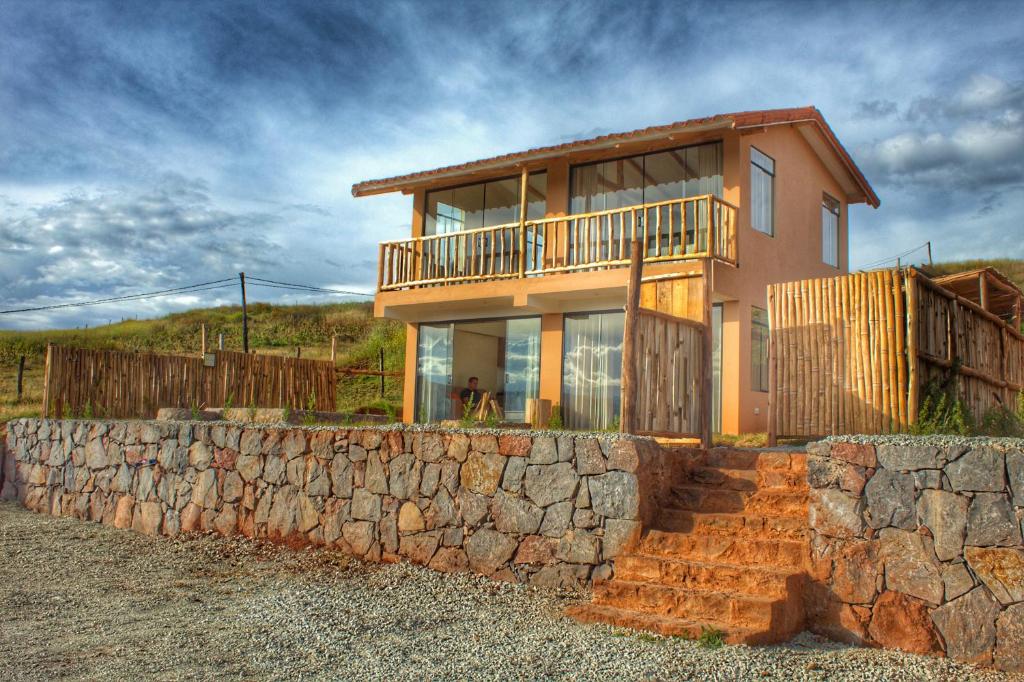 a house sitting on top of a stone wall at Mirador el Prado in Cheqquerec