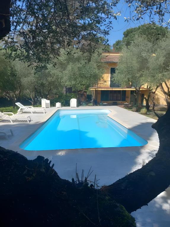 a large blue swimming pool in front of a house at La Kasà in Fucecchio