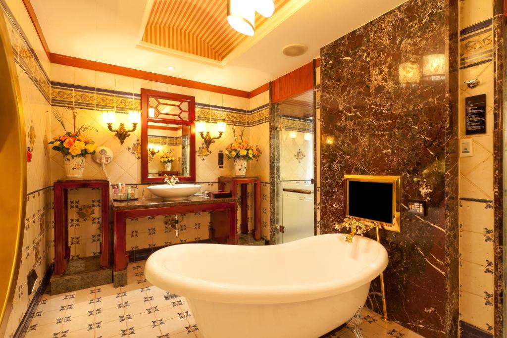 台北的住宿－薇閣旅館-林森館，带浴缸和盥洗盆的浴室
