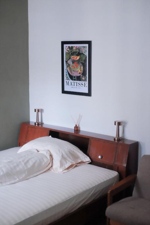 a bedroom with a bed and a picture on the wall at Atlasio House in Kasri