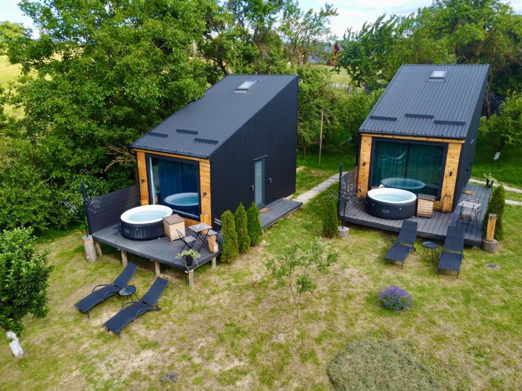 an overhead view of a tiny house in a yard at Campolongo Tiny Chalet in Câmpulung