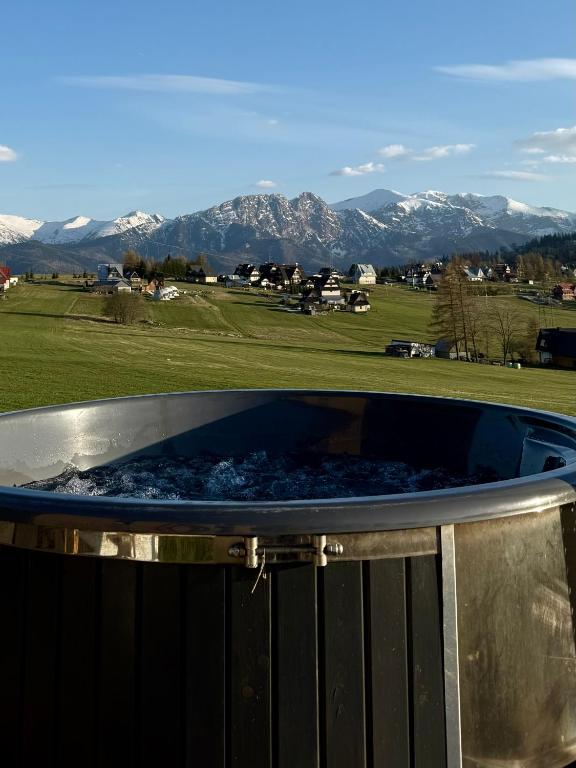Ein Grill vor der Kulisse der Berge in der Unterkunft SkyView Wierch Private Jacuzzi Mountain View in Ząb