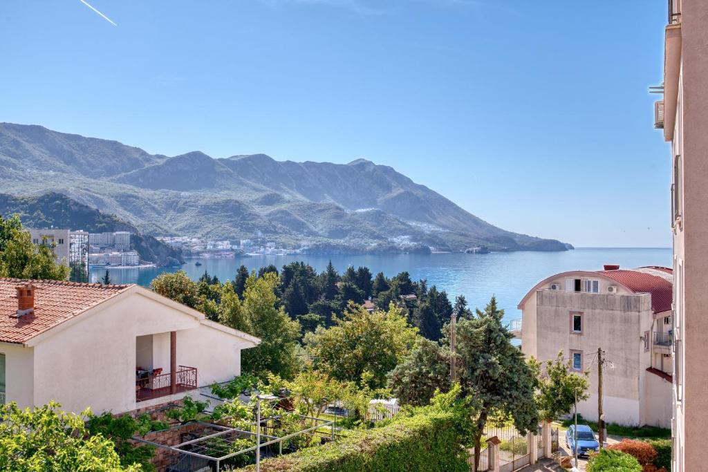 Blick auf ein Gewässer mit Bergen in der Unterkunft Gama residence in Becici