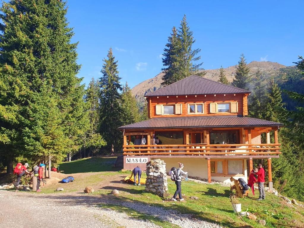 Eine Gruppe von Menschen steht vor einem Haus in der Unterkunft Maslo in Plav