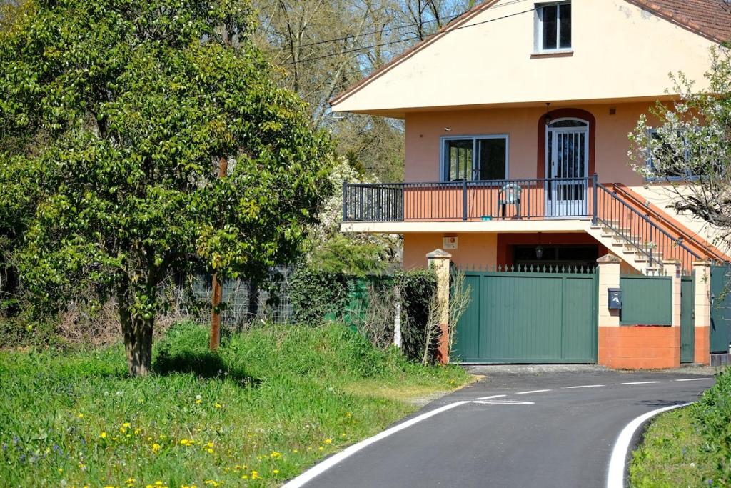 a house with a balcony and a driveway at Casa Rural Barxa in Monforte de Lemos