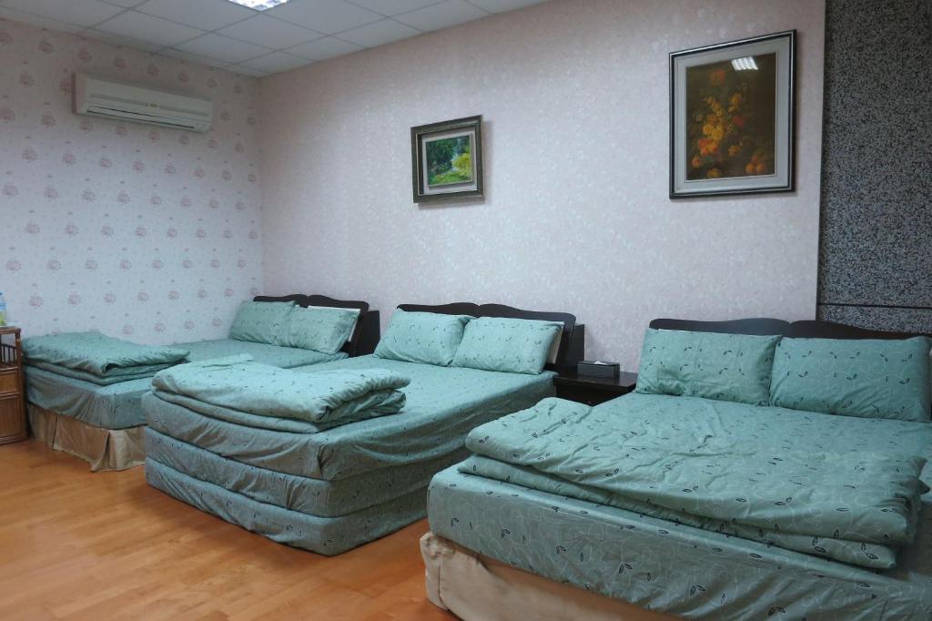 台東市的住宿－樂活民宿，一间带两张床和一张沙发的客厅