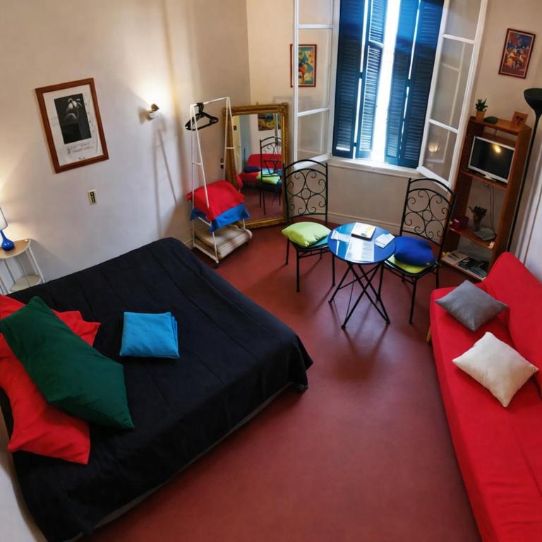 ein Schlafzimmer mit Bett, Sofa und Stühlen in der Unterkunft Bastia-Room in Bastia