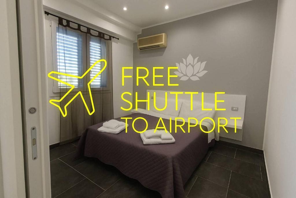 a sign that says free shuttle to airport in a room at Fiore di Loto Rooms in Carini