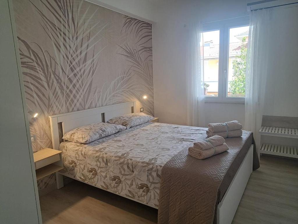 a bedroom with a bed with two towels on it at Brezza d'amare a lovely accommodation in Anzio in Anzio
