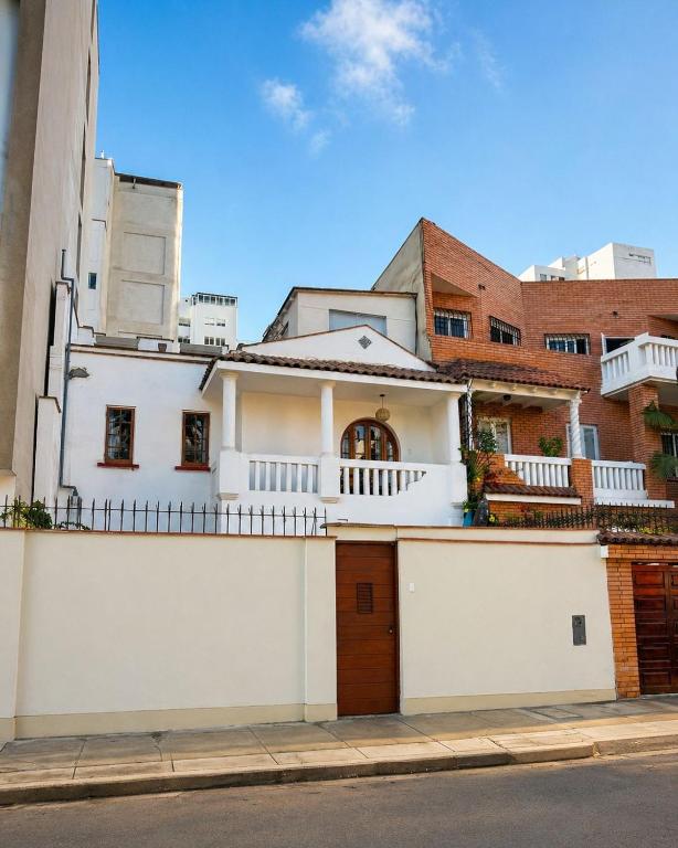 a white house with a white fence at Casa La residencia Perú in Lima