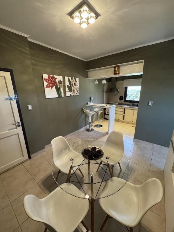 a kitchen and dining room with a table and chairs at Mono Ambiente Con Vista Panorámica Zona Sur in Santiago del Estero
