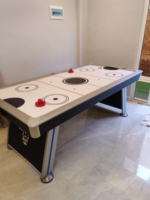 a table with an electric stove in a room at Masa villa in Ash Shāghūr
