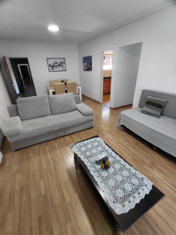 a living room with a couch and a bed at Danny ap - Amplio y cómodo - 18 min Aeropuerto - Zona de Restos - Parking in Monte Grande