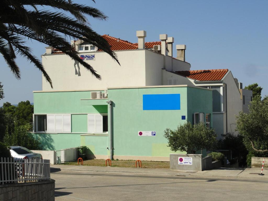 Apartments by the sea Makarska - 25386
