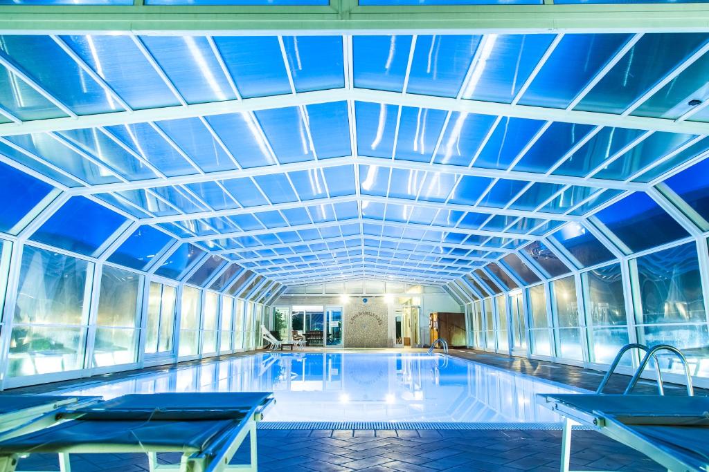 una piscina coperta con soffitto blu di Agriturismo Lama Di Valle Rosa a Ferrara