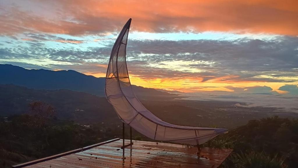 a sailboat sitting on top of a building with a sunset at Cielo nocturno Perez Zeledon in Berlín