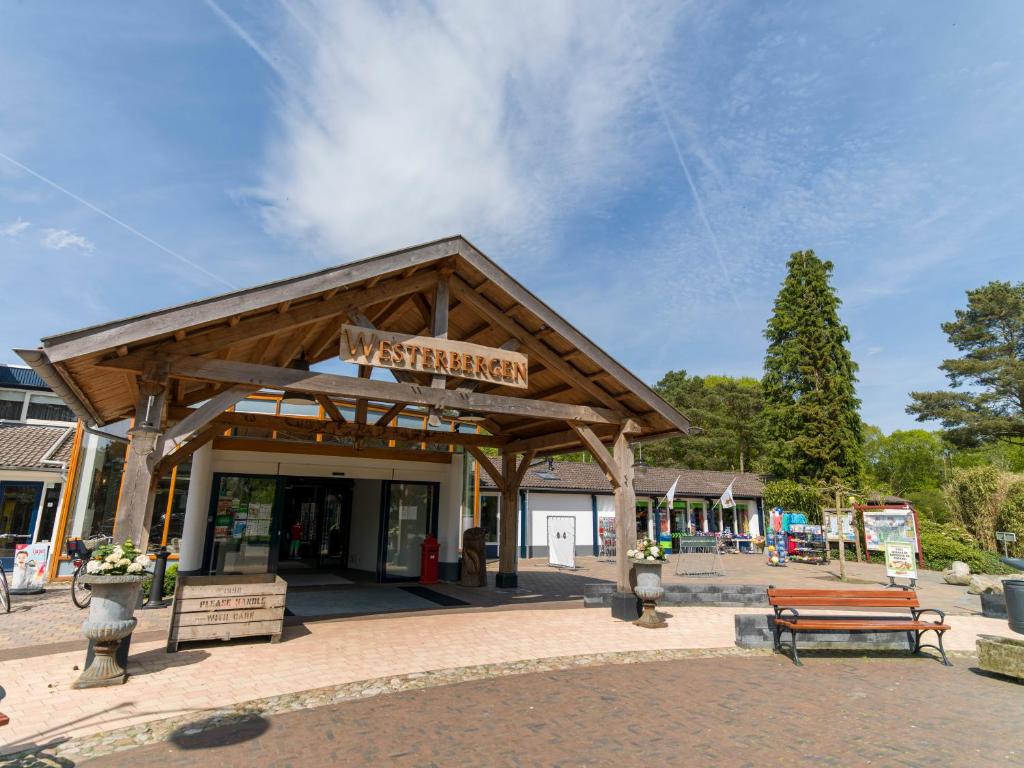 a building with a bench in front of it at Vakantiepark Westerbergen in Echten