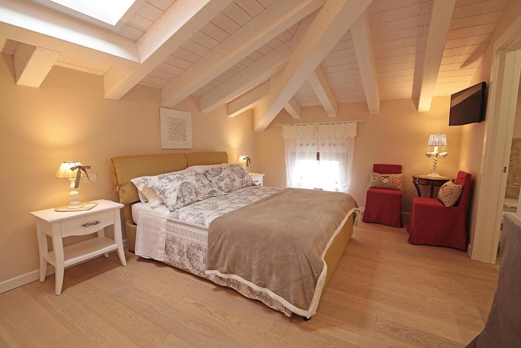 - une chambre avec un grand lit et une fenêtre dans l'établissement Dimora Valpolicella, à SantʼAmbrogio di Valpolicella