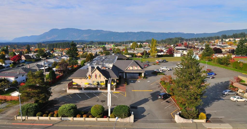 una vista aérea de una ciudad con aparcamiento en The Hospitality Inn, en Port Alberni