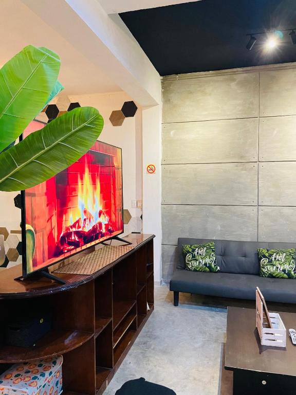 a living room with a fireplace and a couch at Loft Industrial Petfriendly in Tlaxcala de Xicohténcatl