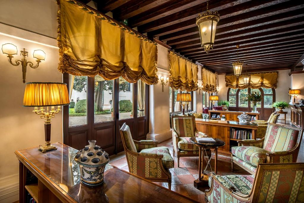 Posezení v ubytování Villa Franceschi Hotel & Resort