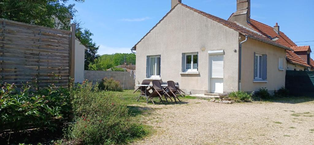 un tavolo e delle sedie posizionati all'esterno di una casa di La maisonnette a Cléry-Saint-André