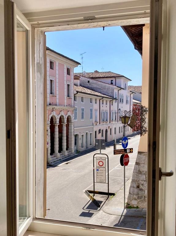 a window with a view of a city street at Casa Dante in Gradisca dʼIsonzo