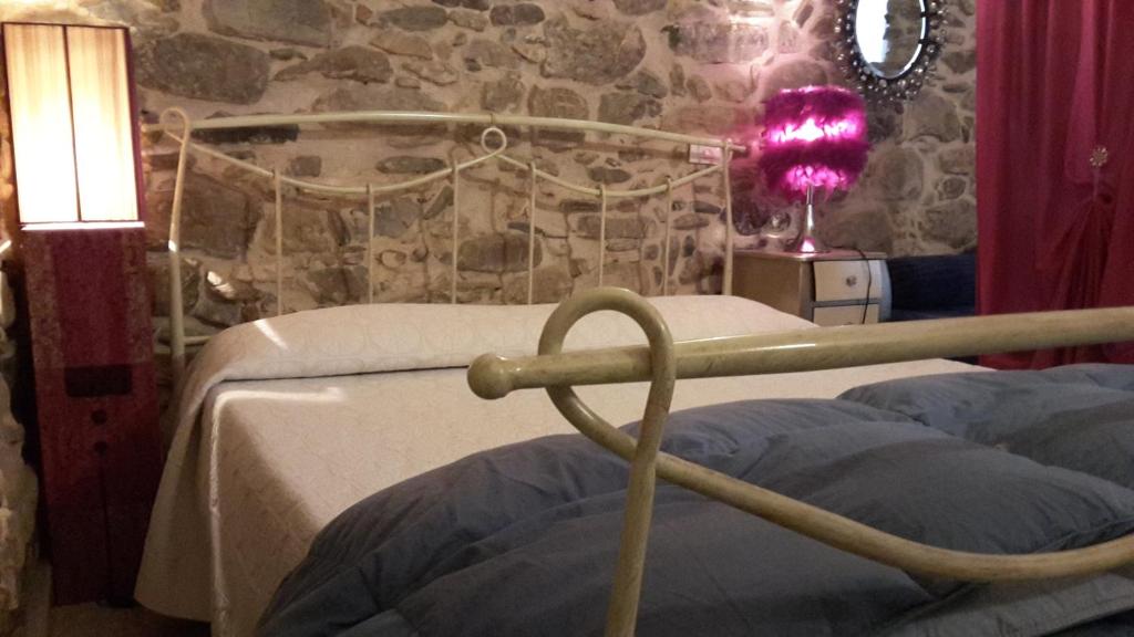 ein Schlafzimmer mit 2 Betten und einem Tisch mit einer Lampe in der Unterkunft La terrazza in Bordighera