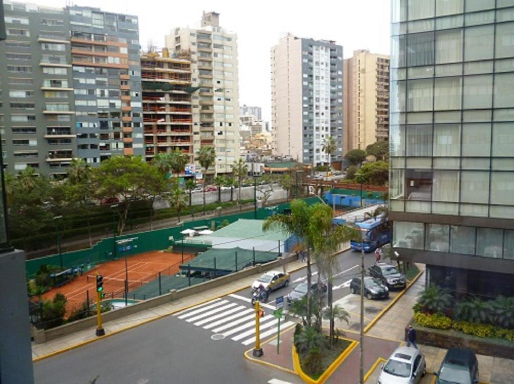 - Vistas a una calle de la ciudad con pista de tenis en Host, Apartment for rent, en Lima