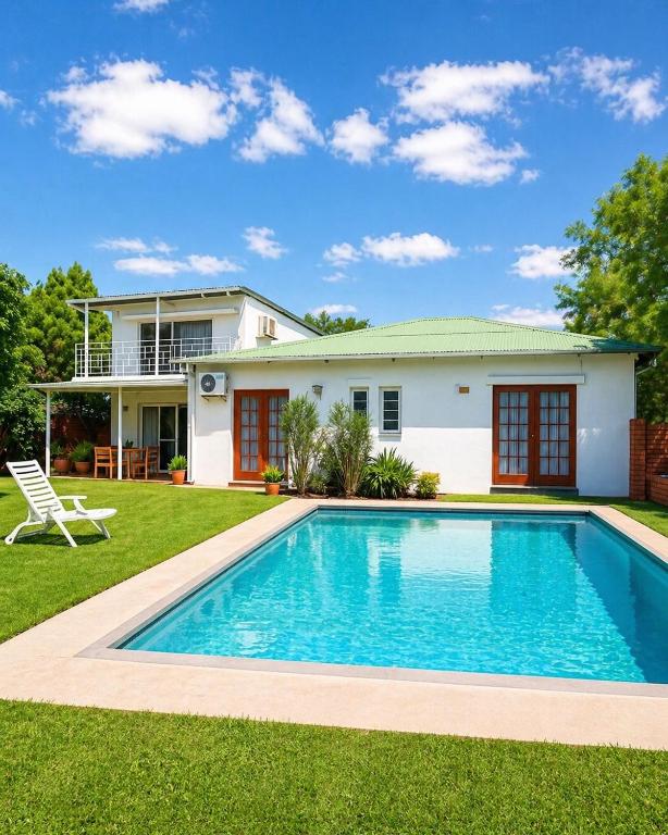 a house with a swimming pool in the yard at Karoo Pandok Guesthouse Bethulie in Bethulie