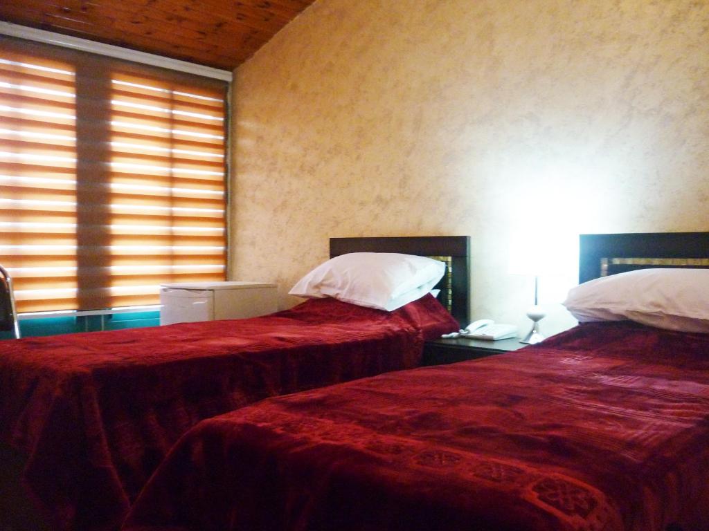 Postel nebo postele na pokoji v ubytování Isra Hotel