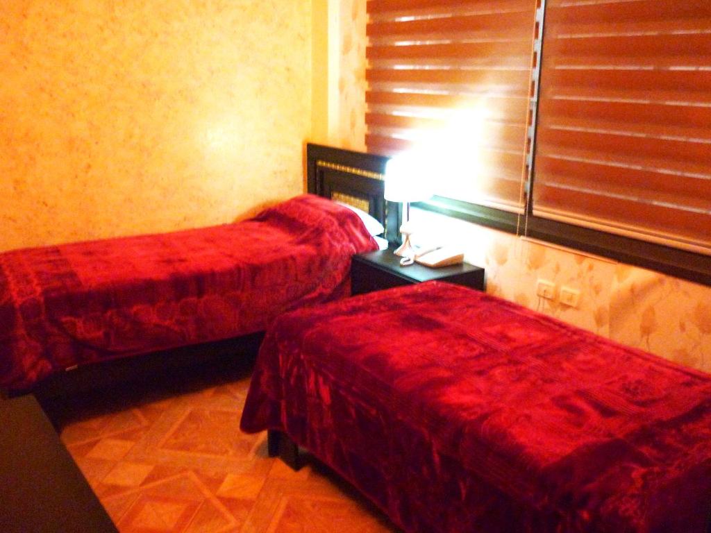 Postel nebo postele na pokoji v ubytování Isra Hotel