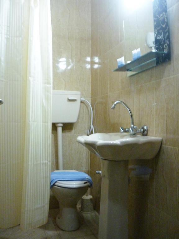 Koupelna v ubytování Isra Hotel