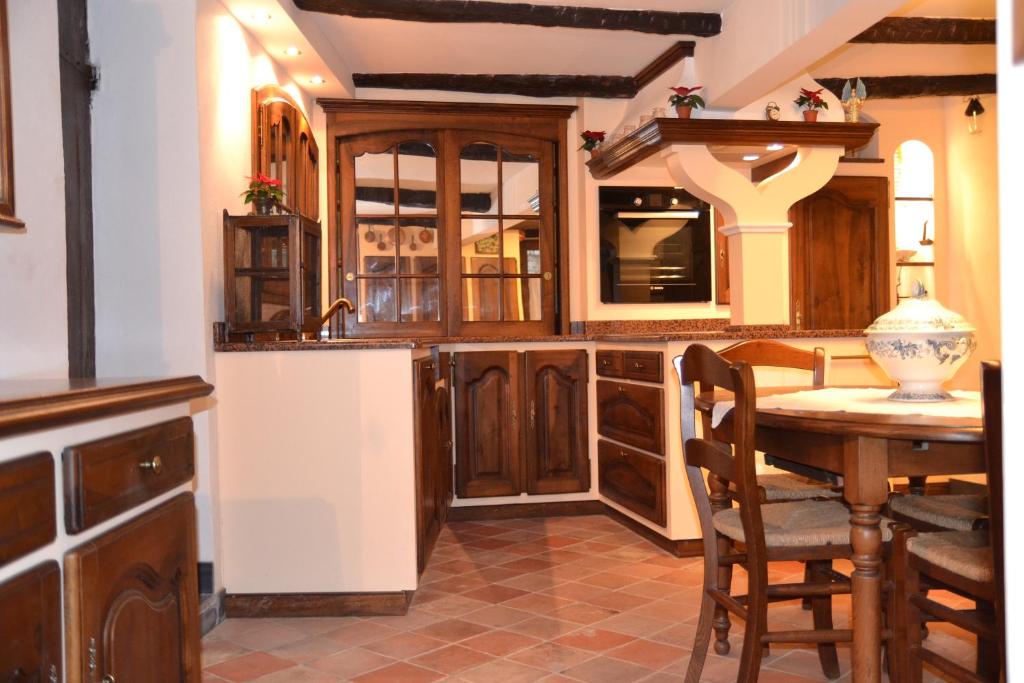 アプリカーレにあるCuor di borgoのキッチン(木製キャビネット、テーブル付)