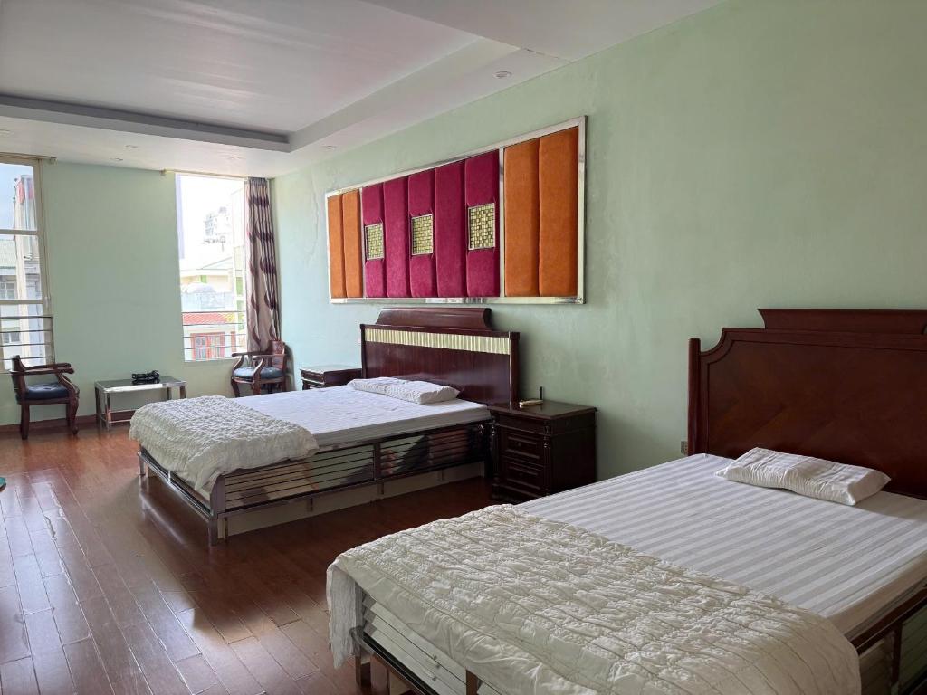 a hotel room with two beds in a room at Hải Chiều Hotel in Ha Long