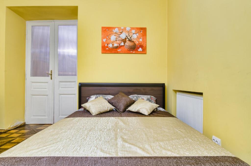 um quarto com uma cama grande num quarto em Modern and Classic apart. Central location em Lviv