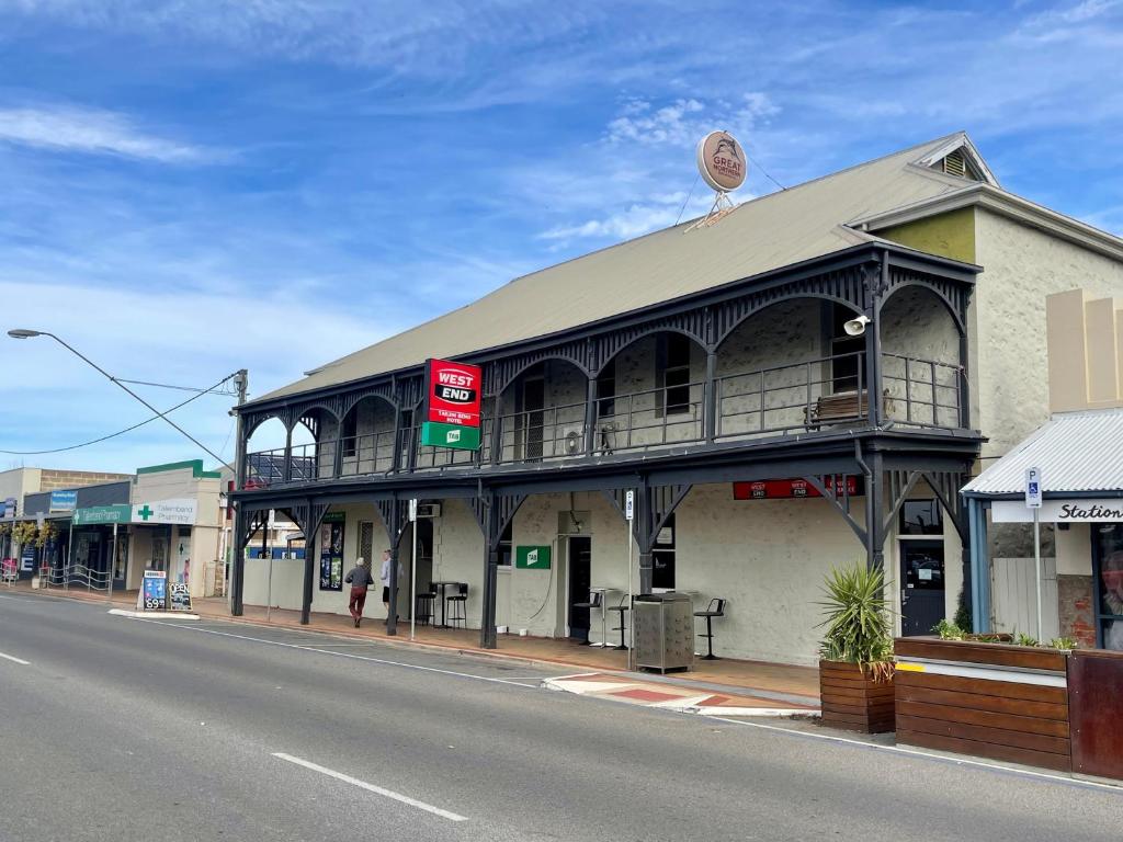 a building on the side of a street at Tailem Bend Hotel in Tailem Bend