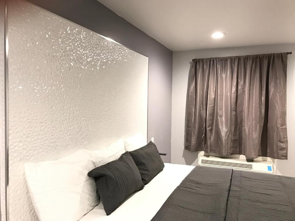 Postel nebo postele na pokoji v ubytování Ramsey Inn & Suites