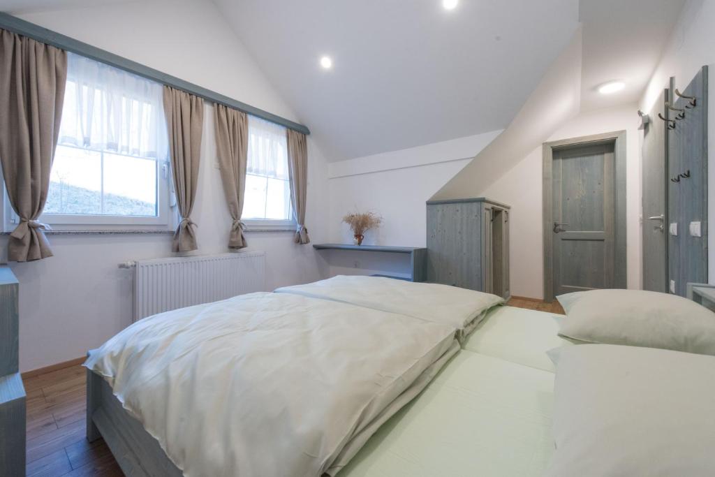 Postel nebo postele na pokoji v ubytování Guesthouse Tolc