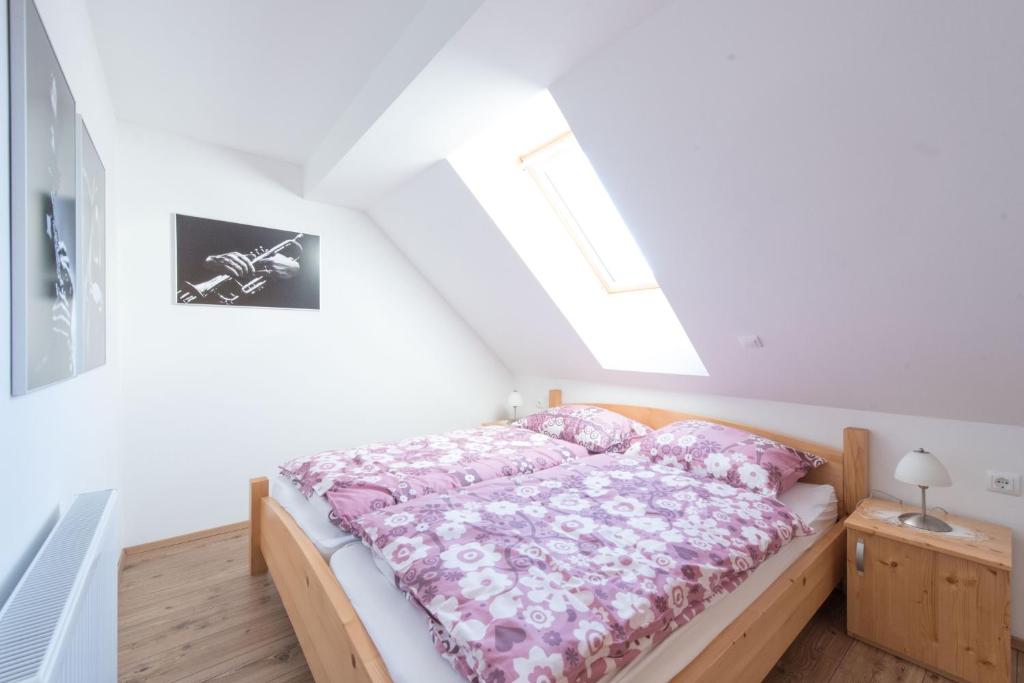 Postel nebo postele na pokoji v ubytování Guesthouse Tolc