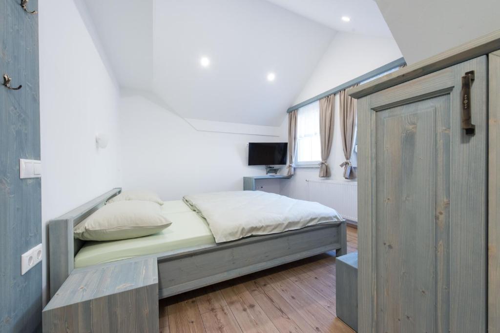 Postel nebo postele na pokoji v ubytování Guesthouse Tolc